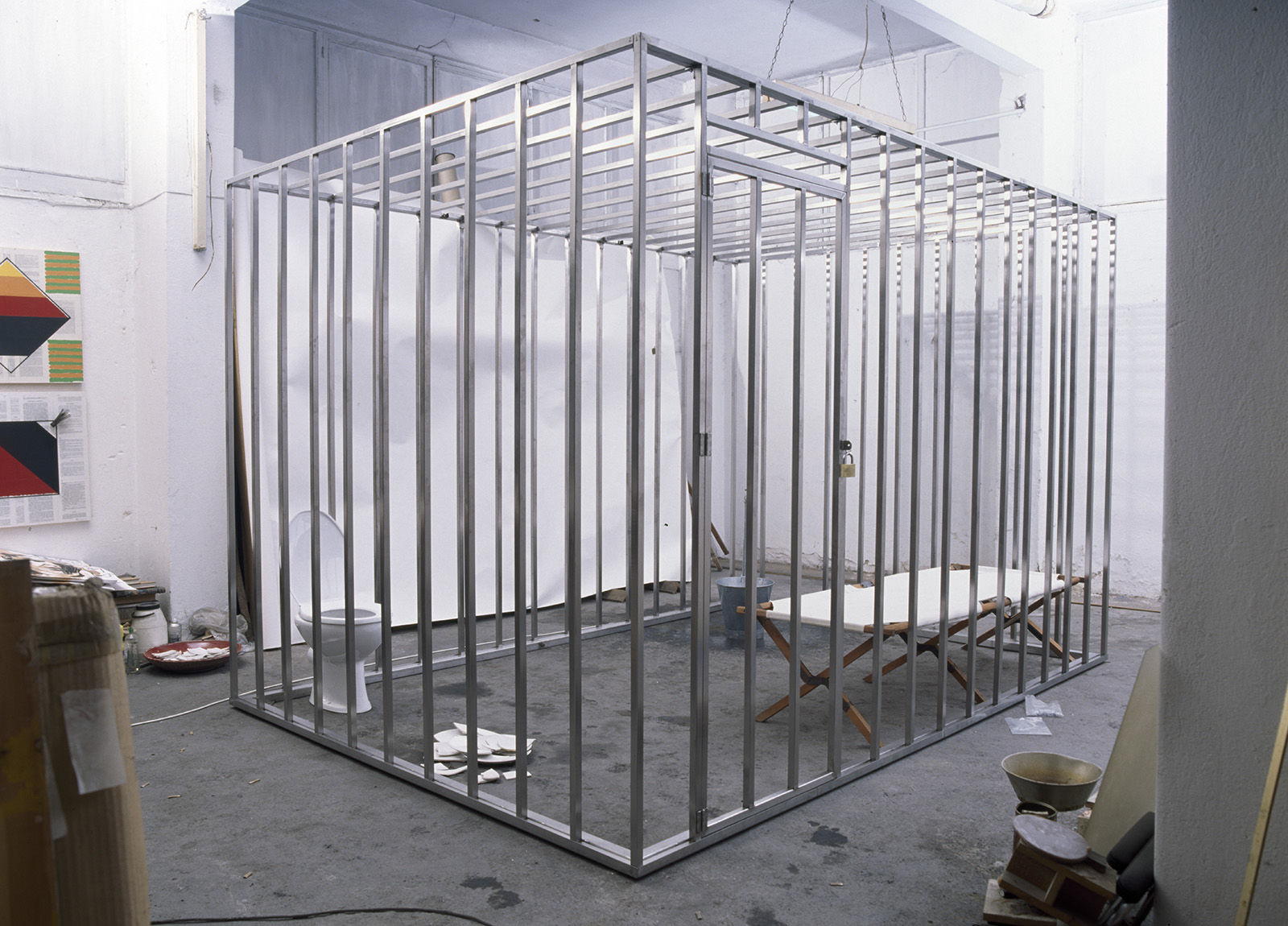 Τιτλος: Κελί
Μέγεθος: 237,5x331,5x200cm
Εγκατάσταση