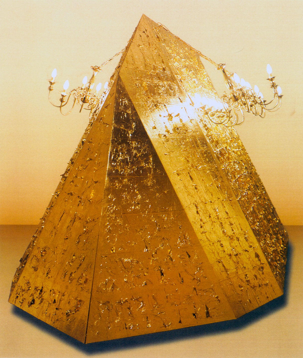 Τιτλος: Το Βουνό 1
Υλικά: Ξύλινη κατασκευή, Φύλλο χρυσού, Πολυέλαιοι
Μέγεθος: 240x600x240 cm
Έτος: 1998