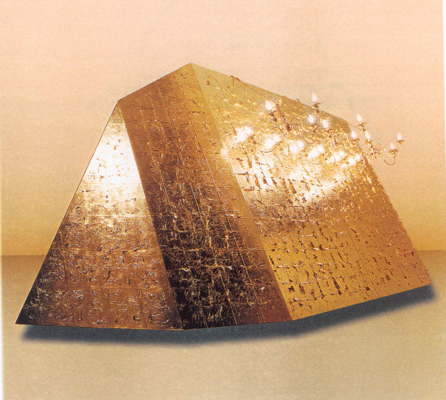 Τιτλος: Το Βουνό 2
Υλικά: Ξύλινη κατασκευή, Φύλλο χρυσού, Πολυέλαιοι
Μέγεθος: 240x600x240 cm
Έτος: 1998